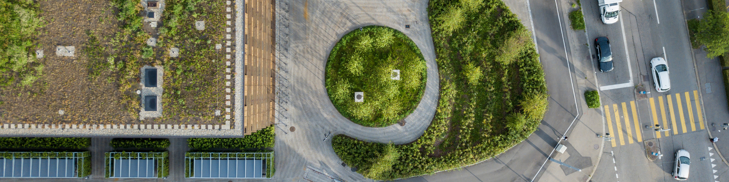 Flat roof drainage – green roof – bird's eye view – from above – flat roof drains – city