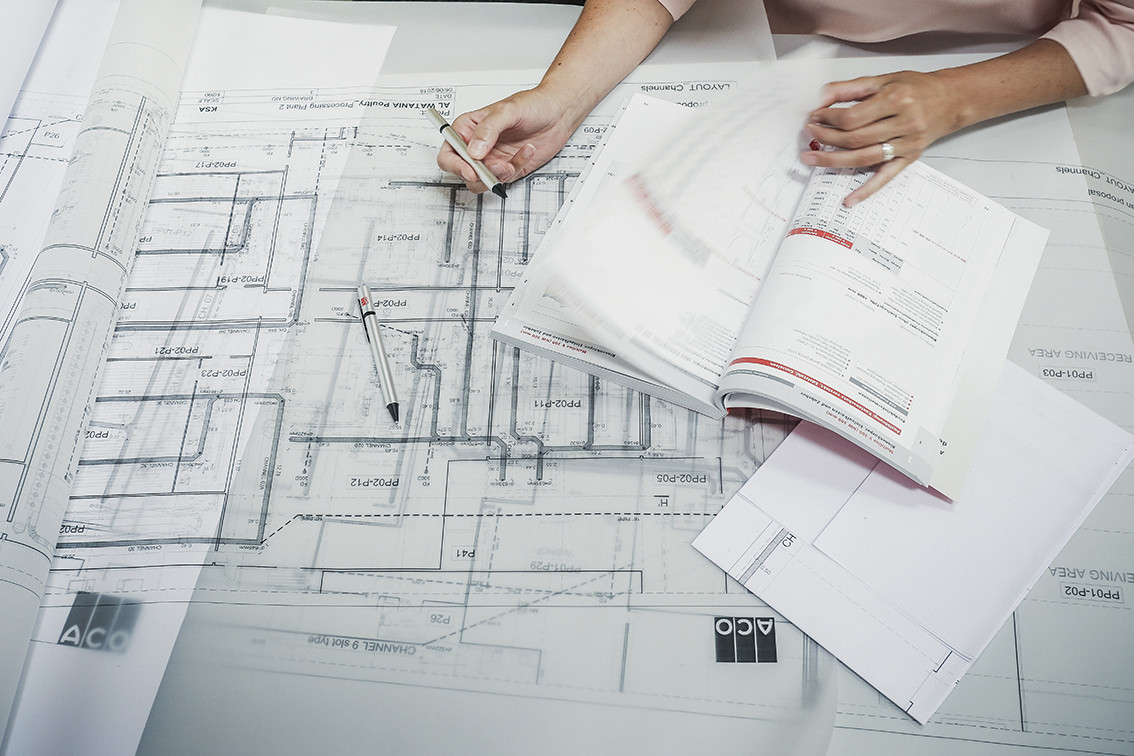 Tisch-Gebäudeplanung-Stift-Katalog-Hände